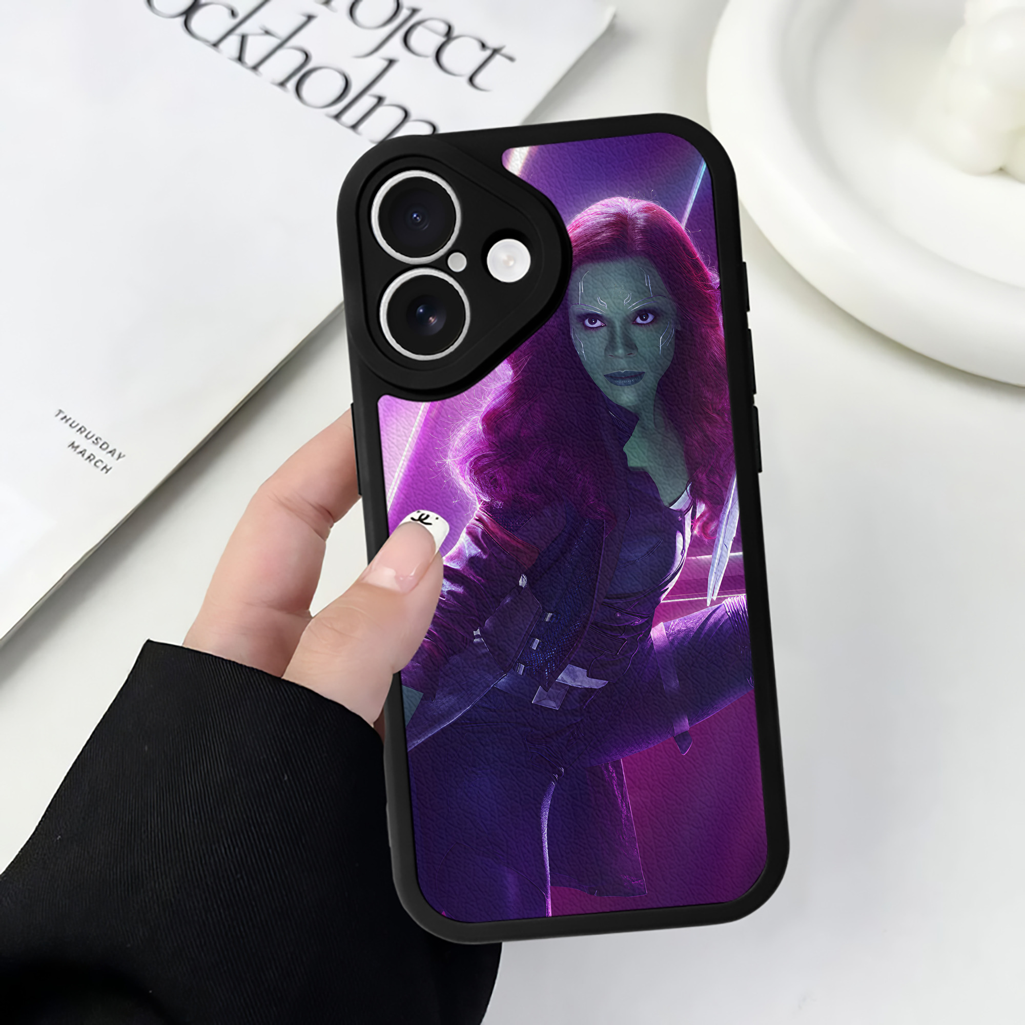 （画像用） アベンジャーズ The Avengers 【iPhone 16シリーズ対応】シリコンスマホケース（レザー調） 材質：シリコン